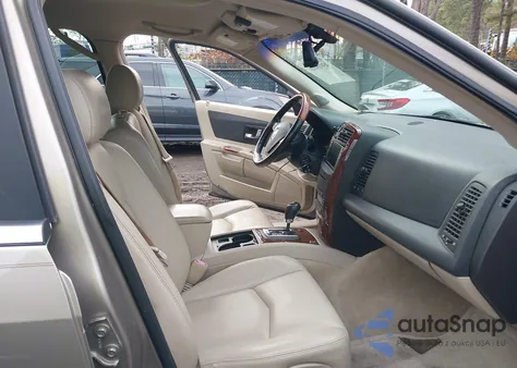 2004 Cadillac Srx V8 z USA, uszkodzony, nr VIN 1GYDE63A740138452